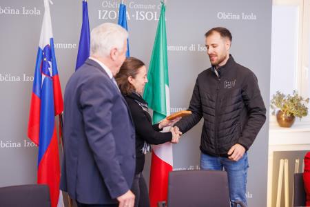 Predaja dobrodelne lesene jelke. Foto: Jaka Ivančič. 